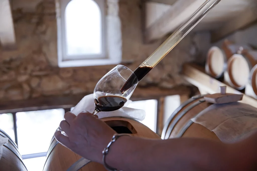 Prélèvement à la pipette en verre du balsamique