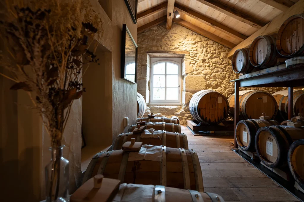 Elevage des balsamiques dans le chai de transformation du Domaine de l'Airial