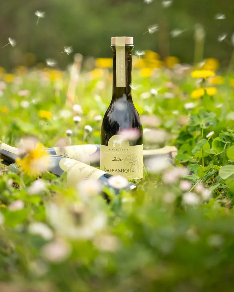 Balsamique acacia produit ambiance fleuris printemps dans herbe