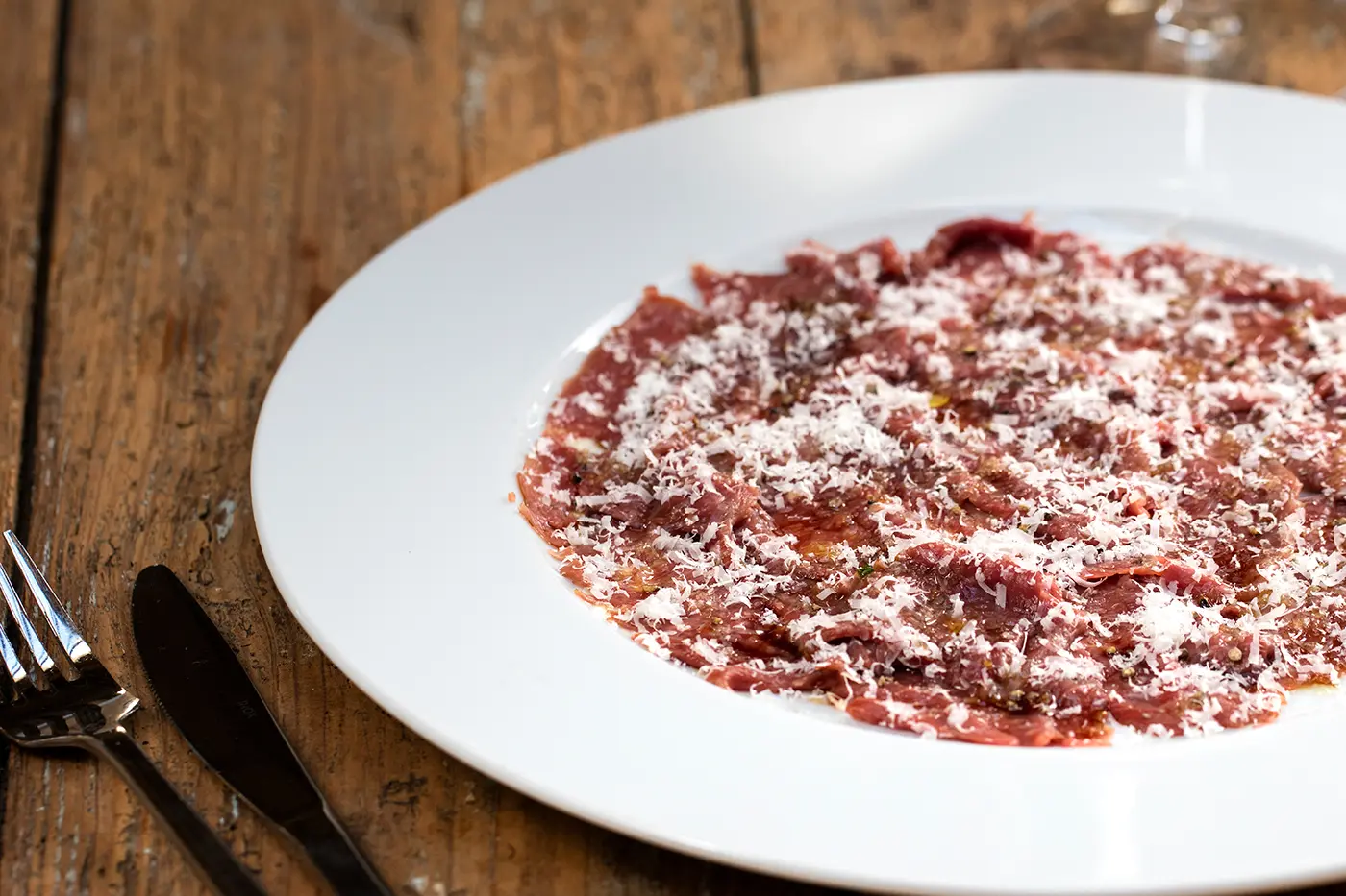 Carpaccio de margret de canard avec un trait de balsamique vieilli en fût d'acacia