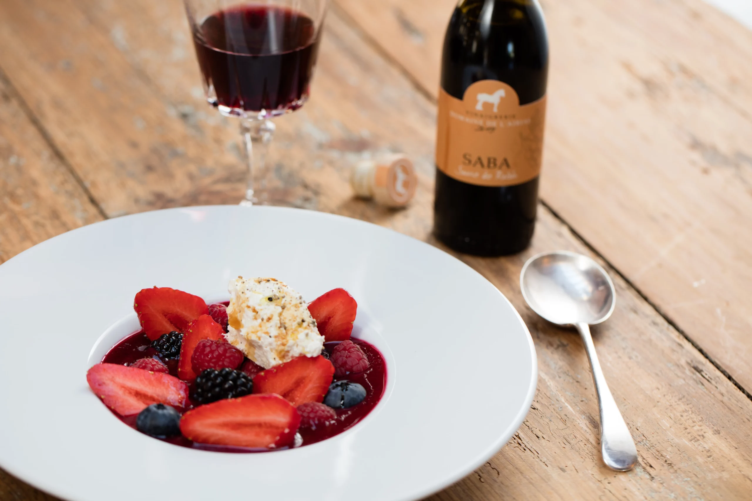 salade de fruits frais fraises avec Saba sirop de raisin