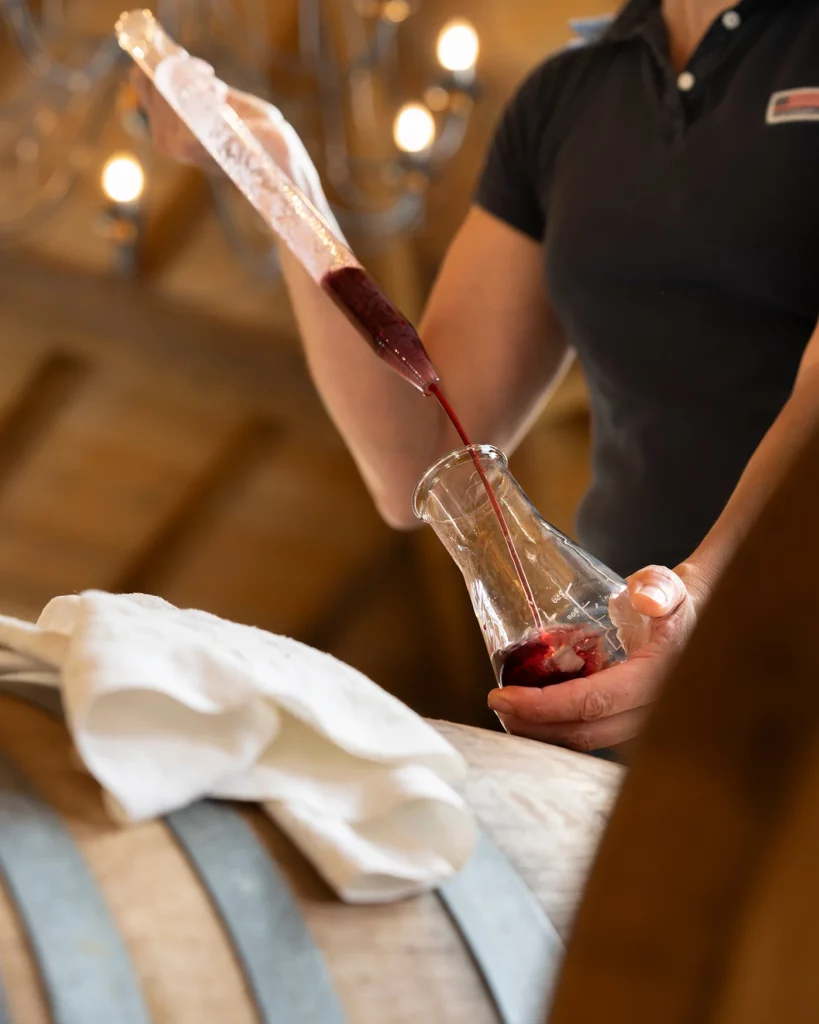 Prélèvement vinaigre de vin rouge barrique pipette en verre