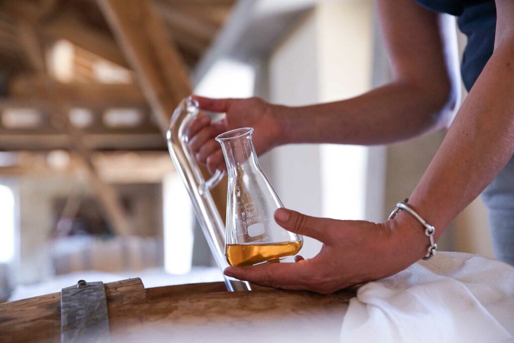 prélèvement à la pipette de vinaigre de vin blanc gros manseng