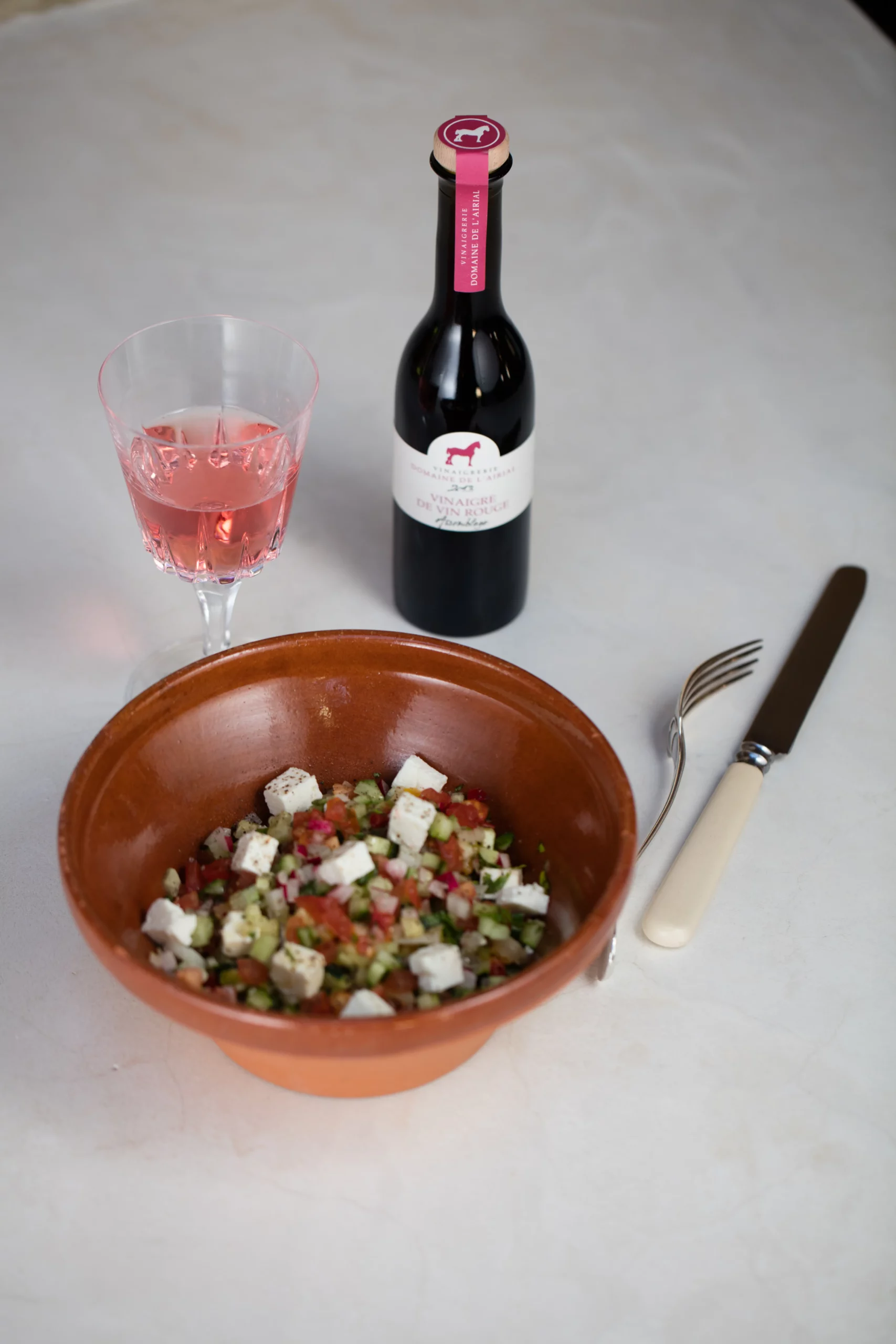 Salade méditerranéenne avec vinaigre de vin rouge