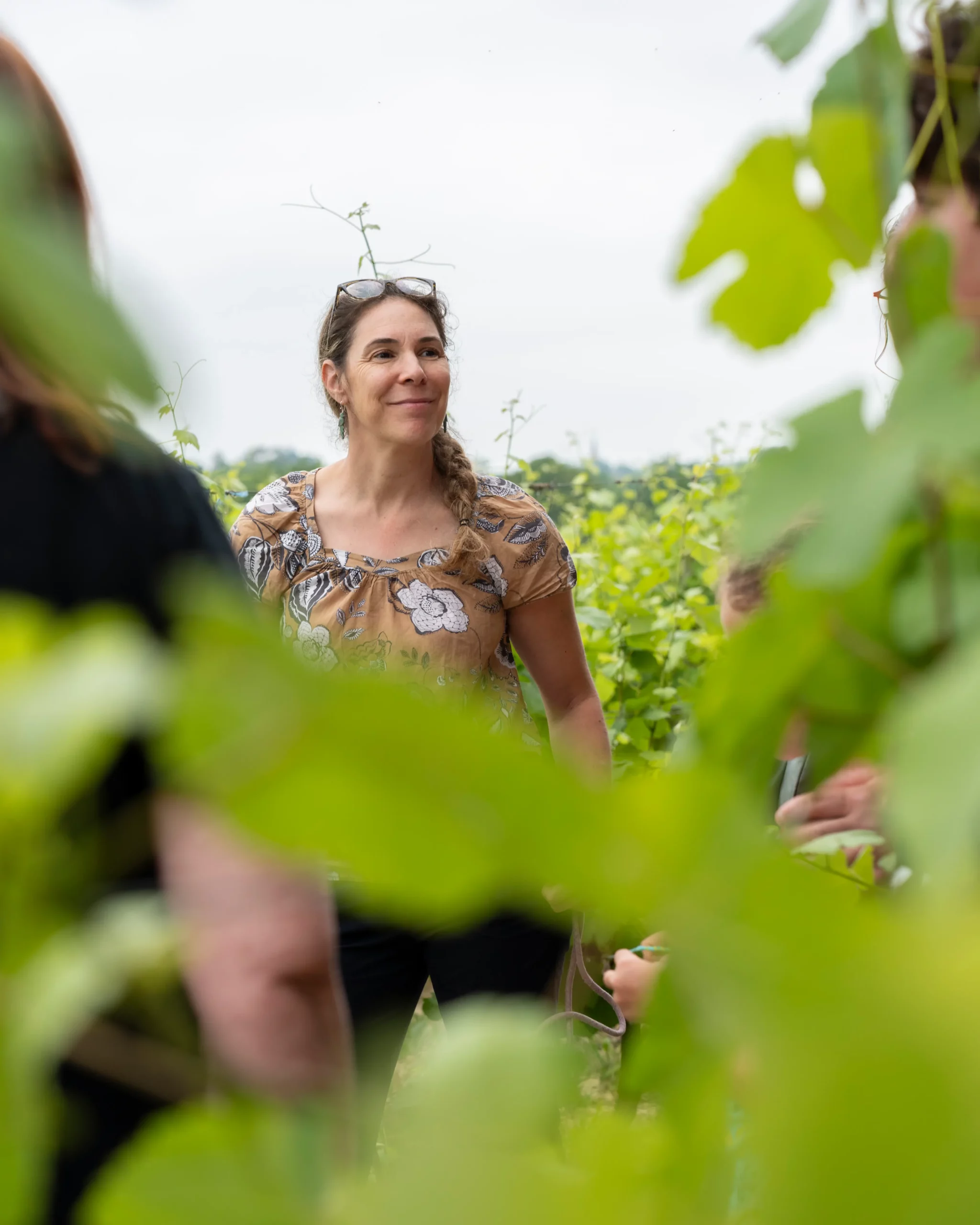 Cécile avec le sourire dans les vignes du Domaine de l'Airial